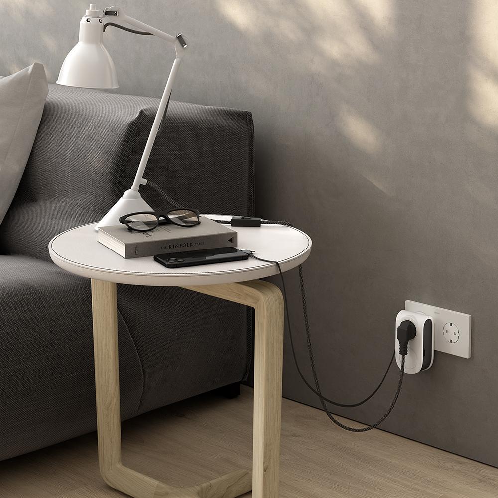 Adapter mit 3 USB-Steckern, aufrollbarem Kabel + 1 USB-Anschluss + 1 Steckdose 16 A Simon